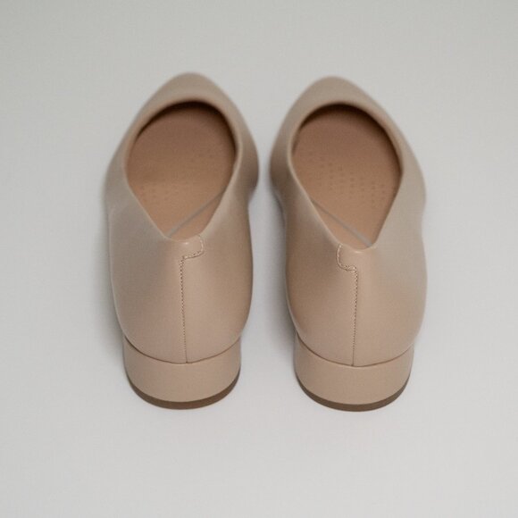 Easy Spirit Caldise Leather Low Heel Dress Shoes in Lite Latte Tan - Picture 6 of 16